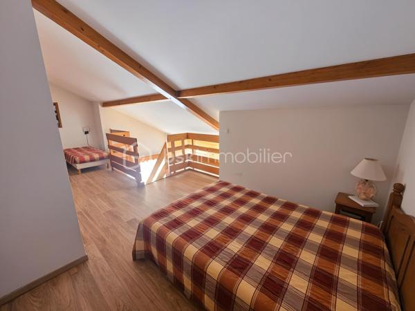 Dès l'entrée, vous découvrez un COIN NUIT AVEC 2 LITS SUPERPOSES, un placard, une salle de bains ainsi que des WC séparés.

Vous accédez ensuite à une BELLE PIECE DE VIE LUMINEUSE, idéale pour partager des moments conviviaux. Celle-ci s'ouvre sur une agréable TERRASSE offrant une VUE DEGAGEE parfaite pour profiter des beaux jours.

À l'étage, 2 ESPACS NUIT avec lits doubles

Les plus de ce bien :
* Appartement en duplex en dernier étage, lumineux et parfaitement agencé.
* Trois espaces nuit, idéal pour accueillir famille et amis.
* Dernier étage avec Terrasse au calme
* CASIER A SKIS INCLUS.
* PISCINE EXTERIEURE de la résidence, ouverte durant la saison estivale.
* GRAND PARKING collectif sécurisé, FERME PAR UNE BARRIERE, facilitant le stationnement des résidents et de leurs visiteurs.
* Résidence bien entretenue.

Un appartement idéal en résidence secondaire ou pour un investissement locatif, permettant de profiter de la montagne en toutes saisons.

LES CHARGES COMPRENNENT L'EAU ET L'ÉLECTRICITÉ
Taxe foncière : 815 €