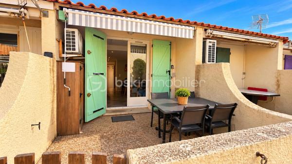 ❤️ Et si votre prochain chez vous se trouvait ici ?

☀️ Découvrez cette charmante maison de plage de 27 m² Carrez, entièrement rénovée il y a 3 ans, fonctionnelle et parfaitement équipée, à quelques pas de la mer !

✨ Côté intérieur :
🛋️ Pièce de vie agréable
🍽️ Cuisine ouverte entièrement équipée : plaques induction, four chaleur tournante, hotte à extraction, lave-vaisselle...
🛏️ Chambre en mezzanine 14m² (dont 8m² > 1.80m sous plafond) lumineuse avec 3 couchages, machine à laver, grands placards et Velux
🚿 Salle d’eau avec douche à l’italienne

💎 Les + qui font la différence :
👉 Climatisation réversible remplacée l’année dernière
👉 Isolation des murs en polystyrène 3/4 cm
👉 Isolation toiture en laine de verre 160 mm remplacée en 2023
👉 Exposition Ouest
👉 Possibilité d’acquérir le bien meublé

🌿 Un vrai plus : une terrasse de 9 m² pour profiter pleinement des beaux jours et des soirées d’été !

🏆 Idéale comme pied-à-terre pour les vacances ou investissement locatif saisonnier !
💼 Si projet d'investissement locatif saisonnier, possibilité de transmettre la clientèle habituelle.
💡 Forte attractivité saisonnière et demande élevée dans ce secteur → rentabilité assurée !

⚡ À visiter sans attendre : ce bien de qualité est très recherché !

📞 Laissez-vous séduire… Appelez-moi !
