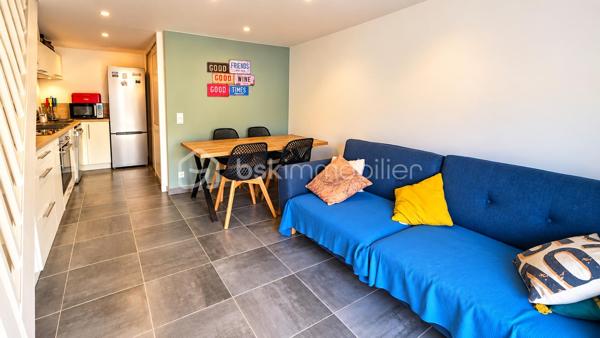 ❤️ Et si votre prochain chez vous se trouvait ici ?

☀️ Découvrez cette charmante maison de plage de 27 m² Carrez, entièrement rénovée il y a 3 ans, fonctionnelle et parfaitement équipée, à quelques pas de la mer !

✨ Côté intérieur :
🛋️ Pièce de vie agréable
🍽️ Cuisine ouverte entièrement équipée : plaques induction, four chaleur tournante, hotte à extraction, lave-vaisselle...
🛏️ Chambre en mezzanine 14m² (dont 8m² > 1.80m sous plafond) lumineuse avec 3 couchages, machine à laver, grands placards et Velux
🚿 Salle d’eau avec douche à l’italienne

💎 Les + qui font la différence :
👉 Climatisation réversible remplacée l’année dernière
👉 Isolation des murs en polystyrène 3/4 cm
👉 Isolation toiture en laine de verre 160 mm remplacée en 2023
👉 Exposition Ouest
👉 Possibilité d’acquérir le bien meublé

🌿 Un vrai plus : une terrasse de 9 m² pour profiter pleinement des beaux jours et des soirées d’été !

🏆 Idéale comme pied-à-terre pour les vacances ou investissement locatif saisonnier !
💼 Si projet d'investissement locatif saisonnier, possibilité de transmettre la clientèle habituelle.
💡 Forte attractivité saisonnière et demande élevée dans ce secteur → rentabilité assurée !

⚡ À visiter sans attendre : ce bien de qualité est très recherché !

📞 Laissez-vous séduire… Appelez-moi !