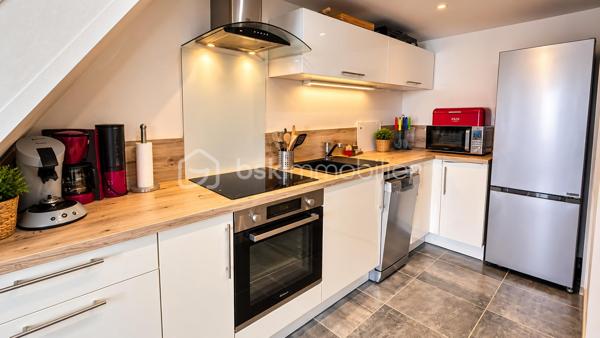❤️ Et si votre prochain chez vous se trouvait ici ?

☀️ Découvrez cette charmante maison de plage de 27 m² Carrez, entièrement rénovée il y a 3 ans, fonctionnelle et parfaitement équipée, à quelques pas de la mer !

✨ Côté intérieur :
🛋️ Pièce de vie agréable
🍽️ Cuisine ouverte entièrement équipée : plaques induction, four chaleur tournante, hotte à extraction, lave-vaisselle...
🛏️ Chambre en mezzanine 14m² (dont 8m² > 1.80m sous plafond) lumineuse avec 3 couchages, machine à laver, grands placards et Velux
🚿 Salle d’eau avec douche à l’italienne

💎 Les + qui font la différence :
👉 Climatisation réversible remplacée l’année dernière
👉 Isolation des murs en polystyrène 3/4 cm
👉 Isolation toiture en laine de verre 160 mm remplacée en 2023
👉 Exposition Ouest
👉 Possibilité d’acquérir le bien meublé

🌿 Un vrai plus : une terrasse de 9 m² pour profiter pleinement des beaux jours et des soirées d’été !

🏆 Idéale comme pied-à-terre pour les vacances ou investissement locatif saisonnier !
💼 Si projet d'investissement locatif saisonnier, possibilité de transmettre la clientèle habituelle.
💡 Forte attractivité saisonnière et demande élevée dans ce secteur → rentabilité assurée !

⚡ À visiter sans attendre : ce bien de qualité est très recherché !

📞 Laissez-vous séduire… Appelez-moi !
