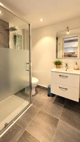 ❤️ Et si votre prochain chez vous se trouvait ici ?

☀️ Découvrez cette charmante maison de plage de 27 m² Carrez, entièrement rénovée il y a 3 ans, fonctionnelle et parfaitement équipée, à quelques pas de la mer !

✨ Côté intérieur :
🛋️ Pièce de vie agréable
🍽️ Cuisine ouverte entièrement équipée : plaques induction, four chaleur tournante, hotte à extraction, lave-vaisselle...
🛏️ Chambre en mezzanine 14m² (dont 8m² > 1.80m sous plafond) lumineuse avec 3 couchages, machine à laver, grands placards et Velux
🚿 Salle d’eau avec douche à l’italienne

💎 Les + qui font la différence :
👉 Climatisation réversible remplacée l’année dernière
👉 Isolation des murs en polystyrène 3/4 cm
👉 Isolation toiture en laine de verre 160 mm remplacée en 2023
👉 Exposition Ouest
👉 Possibilité d’acquérir le bien meublé

🌿 Un vrai plus : une terrasse de 9 m² pour profiter pleinement des beaux jours et des soirées d’été !

🏆 Idéale comme pied-à-terre pour les vacances ou investissement locatif saisonnier !
💼 Si projet d'investissement locatif saisonnier, possibilité de transmettre la clientèle habituelle.
💡 Forte attractivité saisonnière et demande élevée dans ce secteur → rentabilité assurée !

⚡ À visiter sans attendre : ce bien de qualité est très recherché !

📞 Laissez-vous séduire… Appelez-moi !