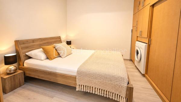 ❤️ Et si votre prochain chez vous se trouvait ici ?

☀️ Découvrez cette charmante maison de plage de 27 m² Carrez, entièrement rénovée il y a 3 ans, fonctionnelle et parfaitement équipée, à quelques pas de la mer !

✨ Côté intérieur :
🛋️ Pièce de vie agréable
🍽️ Cuisine ouverte entièrement équipée : plaques induction, four chaleur tournante, hotte à extraction, lave-vaisselle...
🛏️ Chambre en mezzanine 14m² (dont 8m² > 1.80m sous plafond) lumineuse avec 3 couchages, machine à laver, grands placards et Velux
🚿 Salle d’eau avec douche à l’italienne

💎 Les + qui font la différence :
👉 Climatisation réversible remplacée l’année dernière
👉 Isolation des murs en polystyrène 3/4 cm
👉 Isolation toiture en laine de verre 160 mm remplacée en 2023
👉 Exposition Ouest
👉 Possibilité d’acquérir le bien meublé

🌿 Un vrai plus : une terrasse de 9 m² pour profiter pleinement des beaux jours et des soirées d’été !

🏆 Idéale comme pied-à-terre pour les vacances ou investissement locatif saisonnier !
💼 Si projet d'investissement locatif saisonnier, possibilité de transmettre la clientèle habituelle.
💡 Forte attractivité saisonnière et demande élevée dans ce secteur → rentabilité assurée !

⚡ À visiter sans attendre : ce bien de qualité est très recherché !

📞 Laissez-vous séduire… Appelez-moi !