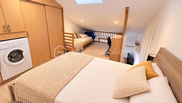 ❤️ Et si votre prochain chez vous se trouvait ici ?

☀️ Découvrez cette charmante maison de plage de 27 m² Carrez, entièrement rénovée il y a 3 ans, fonctionnelle et parfaitement équipée, à quelques pas de la mer !

✨ Côté intérieur :
🛋️ Pièce de vie agréable
🍽️ Cuisine ouverte entièrement équipée : plaques induction, four chaleur tournante, hotte à extraction, lave-vaisselle...
🛏️ Chambre en mezzanine 14m² (dont 8m² > 1.80m sous plafond) lumineuse avec 3 couchages, machine à laver, grands placards et Velux
🚿 Salle d’eau avec douche à l’italienne

💎 Les + qui font la différence :
👉 Climatisation réversible remplacée l’année dernière
👉 Isolation des murs en polystyrène 3/4 cm
👉 Isolation toiture en laine de verre 160 mm remplacée en 2023
👉 Exposition Ouest
👉 Possibilité d’acquérir le bien meublé

🌿 Un vrai plus : une terrasse de 9 m² pour profiter pleinement des beaux jours et des soirées d’été !

🏆 Idéale comme pied-à-terre pour les vacances ou investissement locatif saisonnier !
💼 Si projet d'investissement locatif saisonnier, possibilité de transmettre la clientèle habituelle.
💡 Forte attractivité saisonnière et demande élevée dans ce secteur → rentabilité assurée !

⚡ À visiter sans attendre : ce bien de qualité est très recherché !

📞 Laissez-vous séduire… Appelez-moi !
