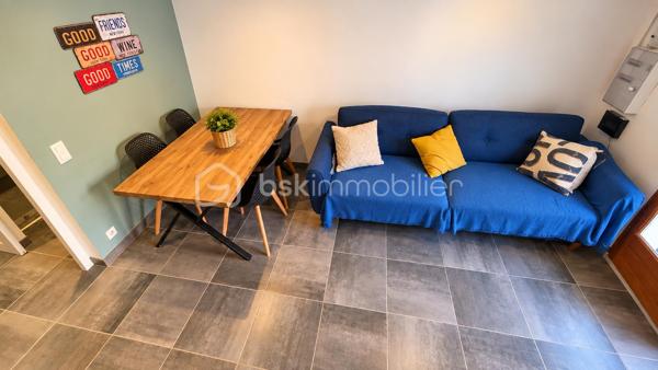 ❤️ Et si votre prochain chez vous se trouvait ici ?

☀️ Découvrez cette charmante maison de plage de 27 m² Carrez, entièrement rénovée il y a 3 ans, fonctionnelle et parfaitement équipée, à quelques pas de la mer !

✨ Côté intérieur :
🛋️ Pièce de vie agréable
🍽️ Cuisine ouverte entièrement équipée : plaques induction, four chaleur tournante, hotte à extraction, lave-vaisselle...
🛏️ Chambre en mezzanine 14m² (dont 8m² > 1.80m sous plafond) lumineuse avec 3 couchages, machine à laver, grands placards et Velux
🚿 Salle d’eau avec douche à l’italienne

💎 Les + qui font la différence :
👉 Climatisation réversible remplacée l’année dernière
👉 Isolation des murs en polystyrène 3/4 cm
👉 Isolation toiture en laine de verre 160 mm remplacée en 2023
👉 Exposition Ouest
👉 Possibilité d’acquérir le bien meublé

🌿 Un vrai plus : une terrasse de 9 m² pour profiter pleinement des beaux jours et des soirées d’été !

🏆 Idéale comme pied-à-terre pour les vacances ou investissement locatif saisonnier !
💼 Si projet d'investissement locatif saisonnier, possibilité de transmettre la clientèle habituelle.
💡 Forte attractivité saisonnière et demande élevée dans ce secteur → rentabilité assurée !

⚡ À visiter sans attendre : ce bien de qualité est très recherché !

📞 Laissez-vous séduire… Appelez-moi !