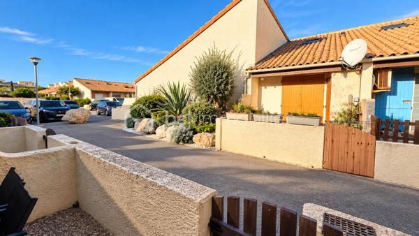 ❤️ Et si votre prochain chez vous se trouvait ici ?

☀️ Découvrez cette charmante maison de plage de 27 m² Carrez, entièrement rénovée il y a 3 ans, fonctionnelle et parfaitement équipée, à quelques pas de la mer !

✨ Côté intérieur :
🛋️ Pièce de vie agréable
🍽️ Cuisine ouverte entièrement équipée : plaques induction, four chaleur tournante, hotte à extraction, lave-vaisselle...
🛏️ Chambre en mezzanine 14m² (dont 8m² > 1.80m sous plafond) lumineuse avec 3 couchages, machine à laver, grands placards et Velux
🚿 Salle d’eau avec douche à l’italienne

💎 Les + qui font la différence :
👉 Climatisation réversible remplacée l’année dernière
👉 Isolation des murs en polystyrène 3/4 cm
👉 Isolation toiture en laine de verre 160 mm remplacée en 2023
👉 Exposition Ouest
👉 Possibilité d’acquérir le bien meublé

🌿 Un vrai plus : une terrasse de 9 m² pour profiter pleinement des beaux jours et des soirées d’été !

🏆 Idéale comme pied-à-terre pour les vacances ou investissement locatif saisonnier !
💼 Si projet d'investissement locatif saisonnier, possibilité de transmettre la clientèle habituelle.
💡 Forte attractivité saisonnière et demande élevée dans ce secteur → rentabilité assurée !

⚡ À visiter sans attendre : ce bien de qualité est très recherché !

📞 Laissez-vous séduire… Appelez-moi !