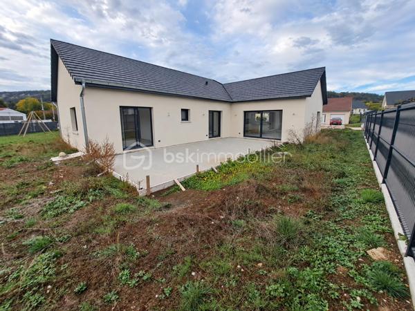 Envie de calme, de nature et d’une maison moderne où poser vos valises ? Venez découvrir cette charmante maison totalement neuve, jamais habitée, située dans le petit village de SIROD, au cœur du Jura, à proximité du Haut-Jura et de la Suisse. Idéale pour un jeune couple, une famille ou des frontaliers à la recherche d’un cadre de vie agréable, elle conviendra également parfaitement pour une résidence secondaire familiale.
Construite selon la norme RE2020, cette maison allie confort, modernité et qualité des matériaux. Elle se situe dans un petit lotissement sur une belle parcelle de 880 m² entièrement plate, idéale pour profiter des beaux jours.
Elle se compose d’une entrée avec penderie, d’un WC indépendant avec lave-mains, d’une belle pièce de vie très lumineuse avec cuisine équipée et aménagée et table intégrée, ouverte sur l’extérieur grâce à une baie vitrée donnant accès à la terrasse et au jardin.
Côté nuit, vous trouverez 4 chambres dont une suite parentale avec douche à l’italienne, WC et point d’eau, ainsi qu’une salle de bains avec douche, baignoire et meuble double vasque.
Un garage avec espace lingerie et porte motorisée complète le bien.
Côté équipements : chauffage au sol par aérothermie, ballon d’eau chaude thermodynamique, fenêtres double vitrage oscillo-battantes et volets roulants électriques.
Le village dispose de commodités de proximité, notamment une école et une épicerie, tout en offrant un environnement calme et agréable.
Le gros plus : une maison neuve, jamais habitée, sans travaux à prévoir, avec tout le confort moderne et un beau terrain plat !

Posez vos valises et profitez d’une maison qui vous ressemble !
