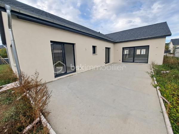 Envie de calme, de nature et d’une maison moderne où poser vos valises ? Venez découvrir cette charmante maison totalement neuve, jamais habitée, située dans le petit village de SIROD, au cœur du Jura, à proximité du Haut-Jura et de la Suisse. Idéale pour un jeune couple, une famille ou des frontaliers à la recherche d’un cadre de vie agréable, elle conviendra également parfaitement pour une résidence secondaire familiale.
Construite selon la norme RE2020, cette maison allie confort, modernité et qualité des matériaux. Elle se situe dans un petit lotissement sur une belle parcelle de 880 m² entièrement plate, idéale pour profiter des beaux jours.
Elle se compose d’une entrée avec penderie, d’un WC indépendant avec lave-mains, d’une belle pièce de vie très lumineuse avec cuisine équipée et aménagée et table intégrée, ouverte sur l’extérieur grâce à une baie vitrée donnant accès à la terrasse et au jardin.
Côté nuit, vous trouverez 4 chambres dont une suite parentale avec douche à l’italienne, WC et point d’eau, ainsi qu’une salle de bains avec douche, baignoire et meuble double vasque.
Un garage avec espace lingerie et porte motorisée complète le bien.
Côté équipements : chauffage au sol par aérothermie, ballon d’eau chaude thermodynamique, fenêtres double vitrage oscillo-battantes et volets roulants électriques.
Le village dispose de commodités de proximité, notamment une école et une épicerie, tout en offrant un environnement calme et agréable.
Le gros plus : une maison neuve, jamais habitée, sans travaux à prévoir, avec tout le confort moderne et un beau terrain plat !

Posez vos valises et profitez d’une maison qui vous ressemble !