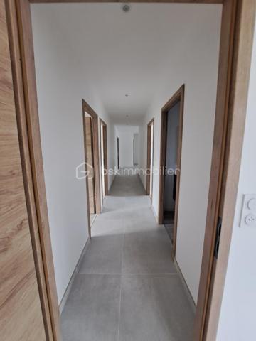 Envie de calme, de nature et d’une maison moderne où poser vos valises ? Venez découvrir cette charmante maison totalement neuve, jamais habitée, située dans le petit village de SIROD, au cœur du Jura, à proximité du Haut-Jura et de la Suisse. Idéale pour un jeune couple, une famille ou des frontaliers à la recherche d’un cadre de vie agréable, elle conviendra également parfaitement pour une résidence secondaire familiale.
Construite selon la norme RE2020, cette maison allie confort, modernité et qualité des matériaux. Elle se situe dans un petit lotissement sur une belle parcelle de 880 m² entièrement plate, idéale pour profiter des beaux jours.
Elle se compose d’une entrée avec penderie, d’un WC indépendant avec lave-mains, d’une belle pièce de vie très lumineuse avec cuisine équipée et aménagée et table intégrée, ouverte sur l’extérieur grâce à une baie vitrée donnant accès à la terrasse et au jardin.
Côté nuit, vous trouverez 4 chambres dont une suite parentale avec douche à l’italienne, WC et point d’eau, ainsi qu’une salle de bains avec douche, baignoire et meuble double vasque.
Un garage avec espace lingerie et porte motorisée complète le bien.
Côté équipements : chauffage au sol par aérothermie, ballon d’eau chaude thermodynamique, fenêtres double vitrage oscillo-battantes et volets roulants électriques.
Le village dispose de commodités de proximité, notamment une école et une épicerie, tout en offrant un environnement calme et agréable.
Le gros plus : une maison neuve, jamais habitée, sans travaux à prévoir, avec tout le confort moderne et un beau terrain plat !

Posez vos valises et profitez d’une maison qui vous ressemble !