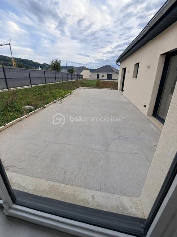 Envie de calme, de nature et d’une maison moderne où poser vos valises ? Venez découvrir cette charmante maison totalement neuve, jamais habitée, située dans le petit village de SIROD, au cœur du Jura, à proximité du Haut-Jura et de la Suisse. Idéale pour un jeune couple, une famille ou des frontaliers à la recherche d’un cadre de vie agréable, elle conviendra également parfaitement pour une résidence secondaire familiale.
Construite selon la norme RE2020, cette maison allie confort, modernité et qualité des matériaux. Elle se situe dans un petit lotissement sur une belle parcelle de 880 m² entièrement plate, idéale pour profiter des beaux jours.
Elle se compose d’une entrée avec penderie, d’un WC indépendant avec lave-mains, d’une belle pièce de vie très lumineuse avec cuisine équipée et aménagée et table intégrée, ouverte sur l’extérieur grâce à une baie vitrée donnant accès à la terrasse et au jardin.
Côté nuit, vous trouverez 4 chambres dont une suite parentale avec douche à l’italienne, WC et point d’eau, ainsi qu’une salle de bains avec douche, baignoire et meuble double vasque.
Un garage avec espace lingerie et porte motorisée complète le bien.
Côté équipements : chauffage au sol par aérothermie, ballon d’eau chaude thermodynamique, fenêtres double vitrage oscillo-battantes et volets roulants électriques.
Le village dispose de commodités de proximité, notamment une école et une épicerie, tout en offrant un environnement calme et agréable.
Le gros plus : une maison neuve, jamais habitée, sans travaux à prévoir, avec tout le confort moderne et un beau terrain plat !

Posez vos valises et profitez d’une maison qui vous ressemble !