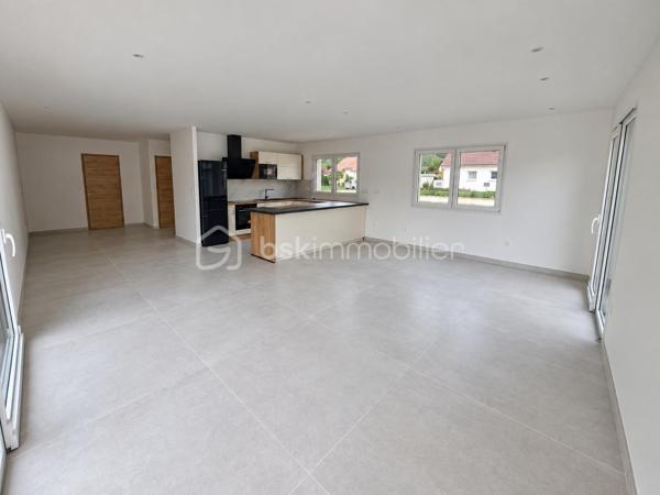 Envie de calme, de nature et d’une maison moderne où poser vos valises ? Venez découvrir cette charmante maison totalement neuve, jamais habitée, située dans le petit village de SIROD, au cœur du Jura, à proximité du Haut-Jura et de la Suisse. Idéale pour un jeune couple, une famille ou des frontaliers à la recherche d’un cadre de vie agréable, elle conviendra également parfaitement pour une résidence secondaire familiale.
Construite selon la norme RE2020, cette maison allie confort, modernité et qualité des matériaux. Elle se situe dans un petit lotissement sur une belle parcelle de 880 m² entièrement plate, idéale pour profiter des beaux jours.
Elle se compose d’une entrée avec penderie, d’un WC indépendant avec lave-mains, d’une belle pièce de vie très lumineuse avec cuisine équipée et aménagée et table intégrée, ouverte sur l’extérieur grâce à une baie vitrée donnant accès à la terrasse et au jardin.
Côté nuit, vous trouverez 4 chambres dont une suite parentale avec douche à l’italienne, WC et point d’eau, ainsi qu’une salle de bains avec douche, baignoire et meuble double vasque.
Un garage avec espace lingerie et porte motorisée complète le bien.
Côté équipements : chauffage au sol par aérothermie, ballon d’eau chaude thermodynamique, fenêtres double vitrage oscillo-battantes et volets roulants électriques.
Le village dispose de commodités de proximité, notamment une école et une épicerie, tout en offrant un environnement calme et agréable.
Le gros plus : une maison neuve, jamais habitée, sans travaux à prévoir, avec tout le confort moderne et un beau terrain plat !

Posez vos valises et profitez d’une maison qui vous ressemble !