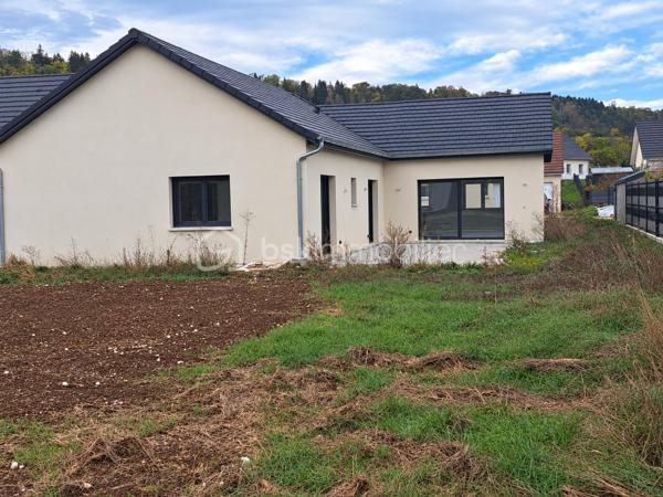 Envie de calme, de nature et d’une maison moderne où poser vos valises ? Venez découvrir cette charmante maison totalement neuve, jamais habitée, située dans le petit village de SIROD, au cœur du Jura, à proximité du Haut-Jura et de la Suisse. Idéale pour un jeune couple, une famille ou des frontaliers à la recherche d’un cadre de vie agréable, elle conviendra également parfaitement pour une résidence secondaire familiale.
Construite selon la norme RE2020, cette maison allie confort, modernité et qualité des matériaux. Elle se situe dans un petit lotissement sur une belle parcelle de 880 m² entièrement plate, idéale pour profiter des beaux jours.
Elle se compose d’une entrée avec penderie, d’un WC indépendant avec lave-mains, d’une belle pièce de vie très lumineuse avec cuisine équipée et aménagée et table intégrée, ouverte sur l’extérieur grâce à une baie vitrée donnant accès à la terrasse et au jardin.
Côté nuit, vous trouverez 4 chambres dont une suite parentale avec douche à l’italienne, WC et point d’eau, ainsi qu’une salle de bains avec douche, baignoire et meuble double vasque.
Un garage avec espace lingerie et porte motorisée complète le bien.
Côté équipements : chauffage au sol par aérothermie, ballon d’eau chaude thermodynamique, fenêtres double vitrage oscillo-battantes et volets roulants électriques.
Le village dispose de commodités de proximité, notamment une école et une épicerie, tout en offrant un environnement calme et agréable.
Le gros plus : une maison neuve, jamais habitée, sans travaux à prévoir, avec tout le confort moderne et un beau terrain plat !

Posez vos valises et profitez d’une maison qui vous ressemble !