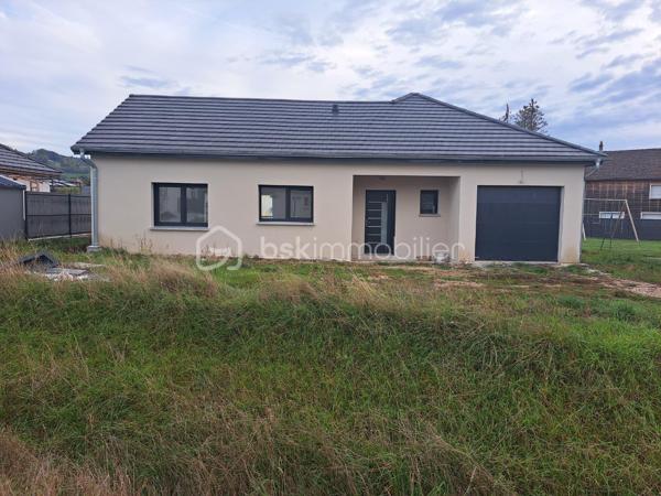 Envie de calme, de nature et d’une maison moderne où poser vos valises ? Venez découvrir cette charmante maison totalement neuve, jamais habitée, située dans le petit village de SIROD, au cœur du Jura, à proximité du Haut-Jura et de la Suisse. Idéale pour un jeune couple, une famille ou des frontaliers à la recherche d’un cadre de vie agréable, elle conviendra également parfaitement pour une résidence secondaire familiale.
Construite selon la norme RE2020, cette maison allie confort, modernité et qualité des matériaux. Elle se situe dans un petit lotissement sur une belle parcelle de 880 m² entièrement plate, idéale pour profiter des beaux jours.
Elle se compose d’une entrée avec penderie, d’un WC indépendant avec lave-mains, d’une belle pièce de vie très lumineuse avec cuisine équipée et aménagée et table intégrée, ouverte sur l’extérieur grâce à une baie vitrée donnant accès à la terrasse et au jardin.
Côté nuit, vous trouverez 4 chambres dont une suite parentale avec douche à l’italienne, WC et point d’eau, ainsi qu’une salle de bains avec douche, baignoire et meuble double vasque.
Un garage avec espace lingerie et porte motorisée complète le bien.
Côté équipements : chauffage au sol par aérothermie, ballon d’eau chaude thermodynamique, fenêtres double vitrage oscillo-battantes et volets roulants électriques.
Le village dispose de commodités de proximité, notamment une école et une épicerie, tout en offrant un environnement calme et agréable.
Le gros plus : une maison neuve, jamais habitée, sans travaux à prévoir, avec tout le confort moderne et un beau terrain plat !

Posez vos valises et profitez d’une maison qui vous ressemble !