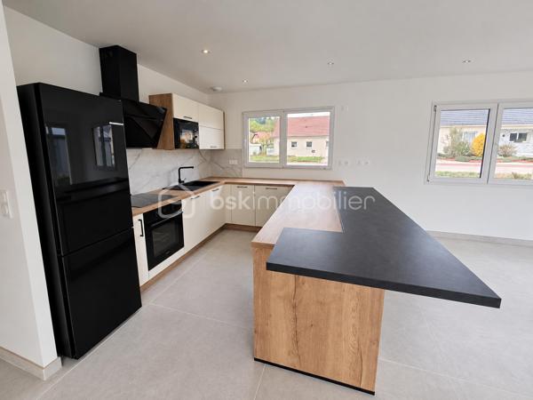 Envie de calme, de nature et d’une maison moderne où poser vos valises ? Venez découvrir cette charmante maison totalement neuve, jamais habitée, située dans le petit village de SIROD, au cœur du Jura, à proximité du Haut-Jura et de la Suisse. Idéale pour un jeune couple, une famille ou des frontaliers à la recherche d’un cadre de vie agréable, elle conviendra également parfaitement pour une résidence secondaire familiale.
Construite selon la norme RE2020, cette maison allie confort, modernité et qualité des matériaux. Elle se situe dans un petit lotissement sur une belle parcelle de 880 m² entièrement plate, idéale pour profiter des beaux jours.
Elle se compose d’une entrée avec penderie, d’un WC indépendant avec lave-mains, d’une belle pièce de vie très lumineuse avec cuisine équipée et aménagée et table intégrée, ouverte sur l’extérieur grâce à une baie vitrée donnant accès à la terrasse et au jardin.
Côté nuit, vous trouverez 4 chambres dont une suite parentale avec douche à l’italienne, WC et point d’eau, ainsi qu’une salle de bains avec douche, baignoire et meuble double vasque.
Un garage avec espace lingerie et porte motorisée complète le bien.
Côté équipements : chauffage au sol par aérothermie, ballon d’eau chaude thermodynamique, fenêtres double vitrage oscillo-battantes et volets roulants électriques.
Le village dispose de commodités de proximité, notamment une école et une épicerie, tout en offrant un environnement calme et agréable.
Le gros plus : une maison neuve, jamais habitée, sans travaux à prévoir, avec tout le confort moderne et un beau terrain plat !

Posez vos valises et profitez d’une maison qui vous ressemble !