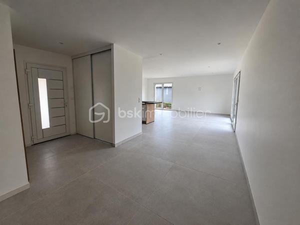 Envie de calme, de nature et d’une maison moderne où poser vos valises ? Venez découvrir cette charmante maison totalement neuve, jamais habitée, située dans le petit village de SIROD, au cœur du Jura, à proximité du Haut-Jura et de la Suisse. Idéale pour un jeune couple, une famille ou des frontaliers à la recherche d’un cadre de vie agréable, elle conviendra également parfaitement pour une résidence secondaire familiale.
Construite selon la norme RE2020, cette maison allie confort, modernité et qualité des matériaux. Elle se situe dans un petit lotissement sur une belle parcelle de 880 m² entièrement plate, idéale pour profiter des beaux jours.
Elle se compose d’une entrée avec penderie, d’un WC indépendant avec lave-mains, d’une belle pièce de vie très lumineuse avec cuisine équipée et aménagée et table intégrée, ouverte sur l’extérieur grâce à une baie vitrée donnant accès à la terrasse et au jardin.
Côté nuit, vous trouverez 4 chambres dont une suite parentale avec douche à l’italienne, WC et point d’eau, ainsi qu’une salle de bains avec douche, baignoire et meuble double vasque.
Un garage avec espace lingerie et porte motorisée complète le bien.
Côté équipements : chauffage au sol par aérothermie, ballon d’eau chaude thermodynamique, fenêtres double vitrage oscillo-battantes et volets roulants électriques.
Le village dispose de commodités de proximité, notamment une école et une épicerie, tout en offrant un environnement calme et agréable.
Le gros plus : une maison neuve, jamais habitée, sans travaux à prévoir, avec tout le confort moderne et un beau terrain plat !

Posez vos valises et profitez d’une maison qui vous ressemble !