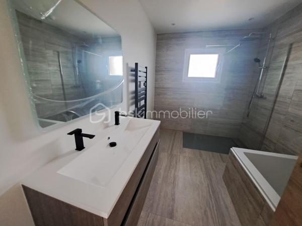 Envie de calme, de nature et d’une maison moderne où poser vos valises ? Venez découvrir cette charmante maison totalement neuve, jamais habitée, située dans le petit village de SIROD, au cœur du Jura, à proximité du Haut-Jura et de la Suisse. Idéale pour un jeune couple, une famille ou des frontaliers à la recherche d’un cadre de vie agréable, elle conviendra également parfaitement pour une résidence secondaire familiale.
Construite selon la norme RE2020, cette maison allie confort, modernité et qualité des matériaux. Elle se situe dans un petit lotissement sur une belle parcelle de 880 m² entièrement plate, idéale pour profiter des beaux jours.
Elle se compose d’une entrée avec penderie, d’un WC indépendant avec lave-mains, d’une belle pièce de vie très lumineuse avec cuisine équipée et aménagée et table intégrée, ouverte sur l’extérieur grâce à une baie vitrée donnant accès à la terrasse et au jardin.
Côté nuit, vous trouverez 4 chambres dont une suite parentale avec douche à l’italienne, WC et point d’eau, ainsi qu’une salle de bains avec douche, baignoire et meuble double vasque.
Un garage avec espace lingerie et porte motorisée complète le bien.
Côté équipements : chauffage au sol par aérothermie, ballon d’eau chaude thermodynamique, fenêtres double vitrage oscillo-battantes et volets roulants électriques.
Le village dispose de commodités de proximité, notamment une école et une épicerie, tout en offrant un environnement calme et agréable.
Le gros plus : une maison neuve, jamais habitée, sans travaux à prévoir, avec tout le confort moderne et un beau terrain plat !

Posez vos valises et profitez d’une maison qui vous ressemble !
