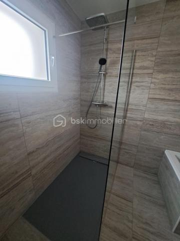 Envie de calme, de nature et d’une maison moderne où poser vos valises ? Venez découvrir cette charmante maison totalement neuve, jamais habitée, située dans le petit village de SIROD, au cœur du Jura, à proximité du Haut-Jura et de la Suisse. Idéale pour un jeune couple, une famille ou des frontaliers à la recherche d’un cadre de vie agréable, elle conviendra également parfaitement pour une résidence secondaire familiale.
Construite selon la norme RE2020, cette maison allie confort, modernité et qualité des matériaux. Elle se situe dans un petit lotissement sur une belle parcelle de 880 m² entièrement plate, idéale pour profiter des beaux jours.
Elle se compose d’une entrée avec penderie, d’un WC indépendant avec lave-mains, d’une belle pièce de vie très lumineuse avec cuisine équipée et aménagée et table intégrée, ouverte sur l’extérieur grâce à une baie vitrée donnant accès à la terrasse et au jardin.
Côté nuit, vous trouverez 4 chambres dont une suite parentale avec douche à l’italienne, WC et point d’eau, ainsi qu’une salle de bains avec douche, baignoire et meuble double vasque.
Un garage avec espace lingerie et porte motorisée complète le bien.
Côté équipements : chauffage au sol par aérothermie, ballon d’eau chaude thermodynamique, fenêtres double vitrage oscillo-battantes et volets roulants électriques.
Le village dispose de commodités de proximité, notamment une école et une épicerie, tout en offrant un environnement calme et agréable.
Le gros plus : une maison neuve, jamais habitée, sans travaux à prévoir, avec tout le confort moderne et un beau terrain plat !

Posez vos valises et profitez d’une maison qui vous ressemble !