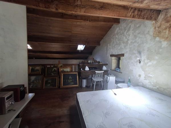 FERMETTE ISOLEE AVEC 7 HECTARES ET PISCINE