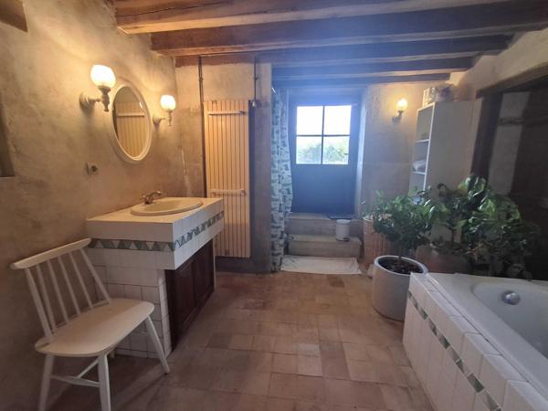 FERMETTE ISOLEE AVEC 7 HECTARES ET PISCINE