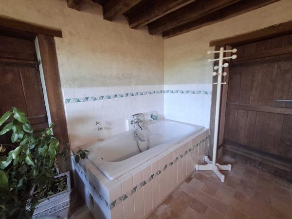 FERMETTE ISOLEE AVEC 7 HECTARES ET PISCINE