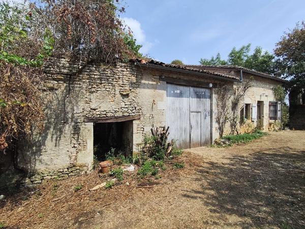 FERMETTE ISOLEE AVEC 7 HECTARES ET PISCINE