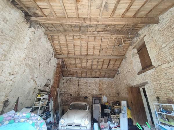 FERMETTE ISOLEE AVEC 7 HECTARES ET PISCINE