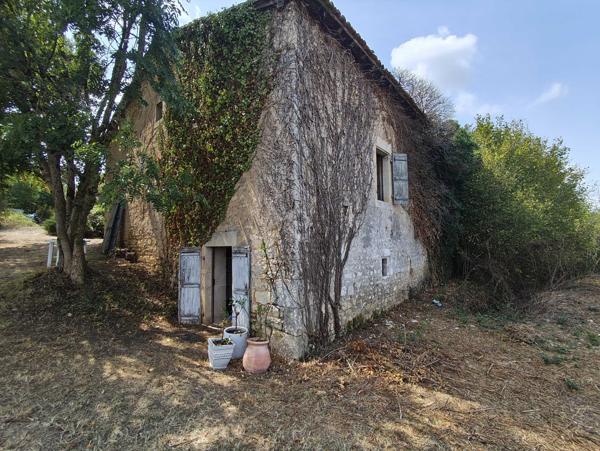 FERMETTE ISOLEE AVEC 7 HECTARES ET PISCINE