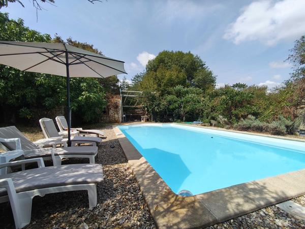 FERMETTE ISOLEE AVEC 7 HECTARES ET PISCINE