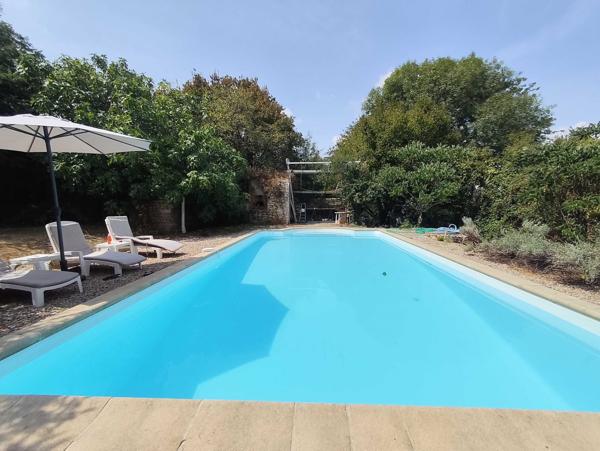 FERMETTE ISOLEE AVEC 7 HECTARES ET PISCINE