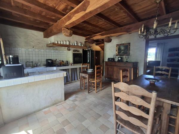 FERMETTE ISOLEE AVEC 7 HECTARES ET PISCINE