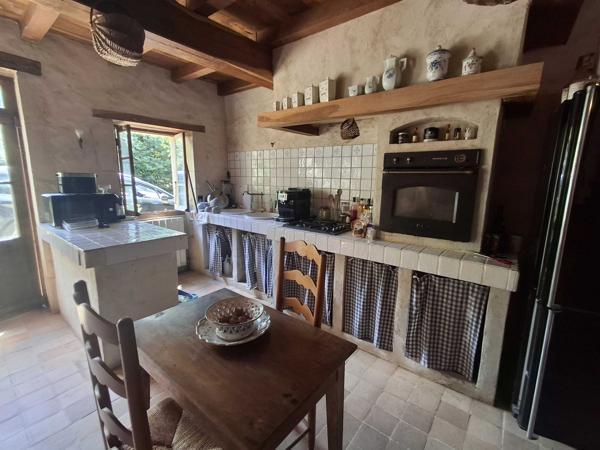FERMETTE ISOLEE AVEC 7 HECTARES ET PISCINE