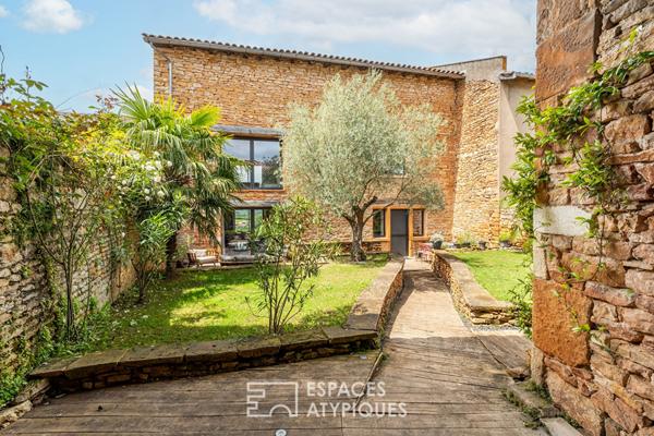Maison en pierres dorées et sa vue imprenable
