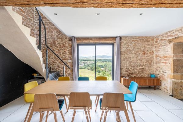 Maison en pierres dorées et sa vue imprenable
