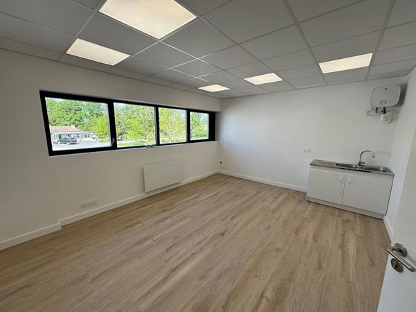 A LOUER : Local d'activité NEUF 160 m² - Route de Clisson Nantes SUD
