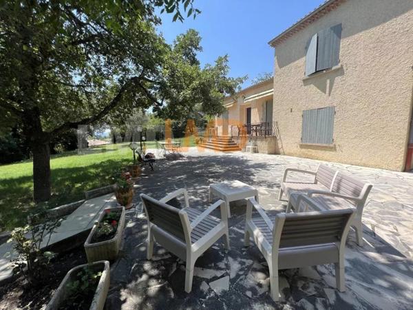 Villa avec gîte sur 5000 m2 de terrain, Piscine. Garage