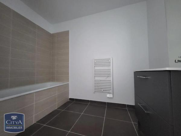 Appartement à louer 3 pièces 65.23m² Le Luc (83340)