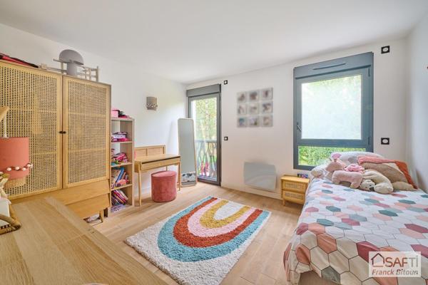 Bécon Village. DUPLEX de 144 m² avec TERRASSE et GRAND JARDIN PRIVATIF