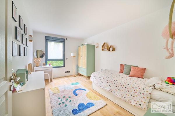 Bécon Village. DUPLEX de 144 m² avec TERRASSE et GRAND JARDIN PRIVATIF