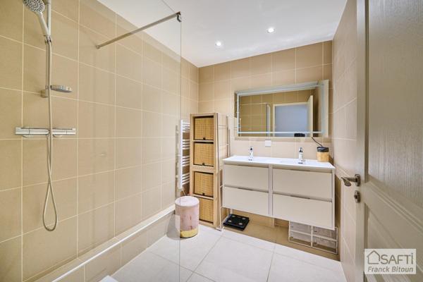 Bécon Village. DUPLEX de 144 m² avec TERRASSE et GRAND JARDIN PRIVATIF