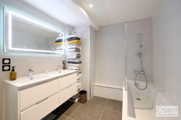 Bécon Village. DUPLEX de 144 m² avec TERRASSE et GRAND JARDIN PRIVATIF