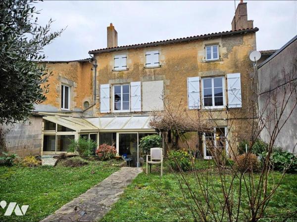 A vendre à VALENCE-EN-POITOU (86700), belle maison de ville de 210m²
