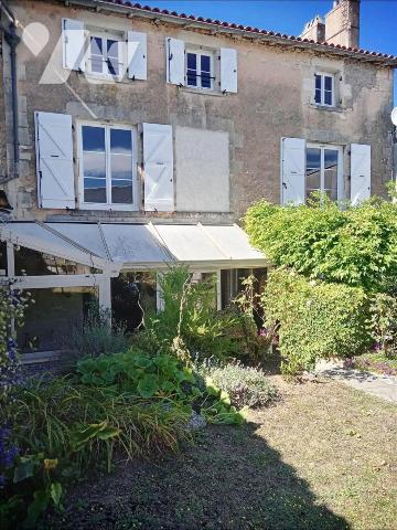 A vendre à VALENCE-EN-POITOU (86700), belle maison de ville de 210m²