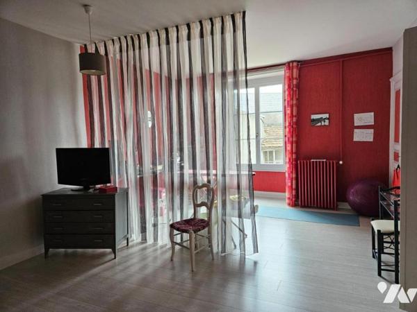 A vendre à VALENCE-EN-POITOU (86700), belle maison de ville de 210m²