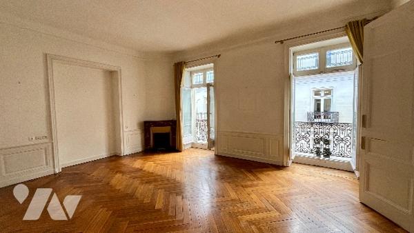 GRASLIN-CAMBRONNE, Centre-ville, quartier prisé, appartement de caractère avec ascenseur