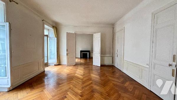 GRASLIN-CAMBRONNE, Centre-ville, quartier prisé, appartement de caractère avec ascenseur