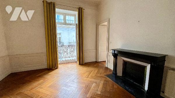 GRASLIN-CAMBRONNE, Centre-ville, quartier prisé, appartement de caractère avec ascenseur