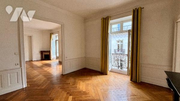 GRASLIN-CAMBRONNE, Centre-ville, quartier prisé, appartement de caractère avec ascenseur