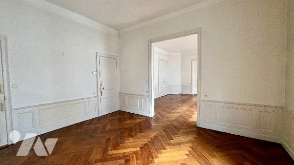 GRASLIN-CAMBRONNE, Centre-ville, quartier prisé, appartement de caractère avec ascenseur