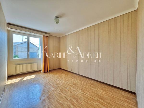 MAISON 3 CHAMBRES, JARDIN, GARAGE, DÉPENDANCES, GRENIER et PRÉAU