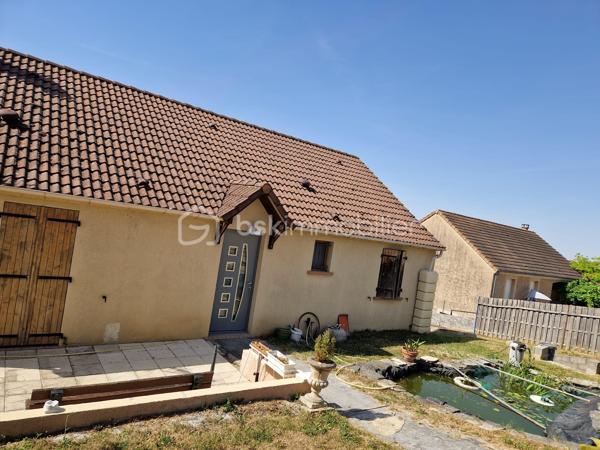 Pont-sur-Yonne
Venez découvrir cette agréable maison de plain-pied d'environ 95 m² habitables, située dans un secteur calme et recherché de Pont-sur-Yonne.
Elle se compose d'une belle pièce de vie lumineuse de 31 m² avec salon-séjour et accès direct à une terrasse de 15 m², idéale pour profiter des beaux jours. La cuisine ouverte de 12 m² offre un espace convivial pour les repas en famille ou entre amis.
Côté nuit, vous trouverez 3 chambres, une salle de bains avec baignoire et double vasque ainsi qu'un WC indépendant.
Pour votre confort, la maison est équipée d'un chauffage au sol complété par un insert à bois. Diagnostic de performance énergétique : D.
À l'extérieur, vous profiterez d'un terrain clos de 629 m² ainsi que d'un espace terrasse à l'avant de la maison.
Son véritable atout : un sous-sol total de 95 m² !
Pratiquement entièrement ouvert, cet espace offre de nombreuses possibilités : atelier, salle de sport, espace de stockage, salle de jeux, bureau professionnel ou encore aménagement selon vos besoins.
Maison fonctionnelle, accessible de plain-pied et offrant un fort potentiel d'évolution.
 Prix : 154 000 €
📞 Pour plus d'informations ou organiser une visite, contactez-moi sans attendre.