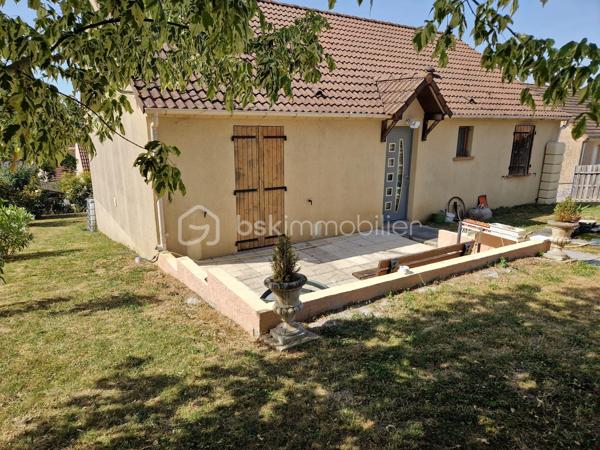 Pont-sur-Yonne
Venez découvrir cette agréable maison de plain-pied d'environ 95 m² habitables, située dans un secteur calme et recherché de Pont-sur-Yonne.
Elle se compose d'une belle pièce de vie lumineuse de 31 m² avec salon-séjour et accès direct à une terrasse de 15 m², idéale pour profiter des beaux jours. La cuisine ouverte de 12 m² offre un espace convivial pour les repas en famille ou entre amis.
Côté nuit, vous trouverez 3 chambres, une salle de bains avec baignoire et double vasque ainsi qu'un WC indépendant.
Pour votre confort, la maison est équipée d'un chauffage au sol complété par un insert à bois. Diagnostic de performance énergétique : D.
À l'extérieur, vous profiterez d'un terrain clos de 629 m² ainsi que d'un espace terrasse à l'avant de la maison.
Son véritable atout : un sous-sol total de 95 m² !
Pratiquement entièrement ouvert, cet espace offre de nombreuses possibilités : atelier, salle de sport, espace de stockage, salle de jeux, bureau professionnel ou encore aménagement selon vos besoins.
Maison fonctionnelle, accessible de plain-pied et offrant un fort potentiel d'évolution.
 Prix : 154 000 €
📞 Pour plus d'informations ou organiser une visite, contactez-moi sans attendre.